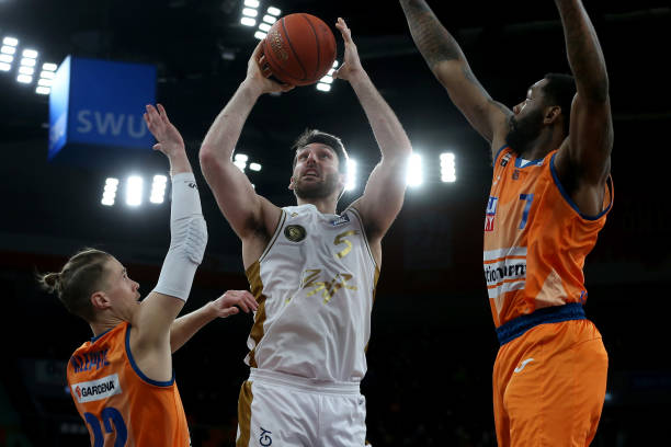 成多场艰难 成多场艰难